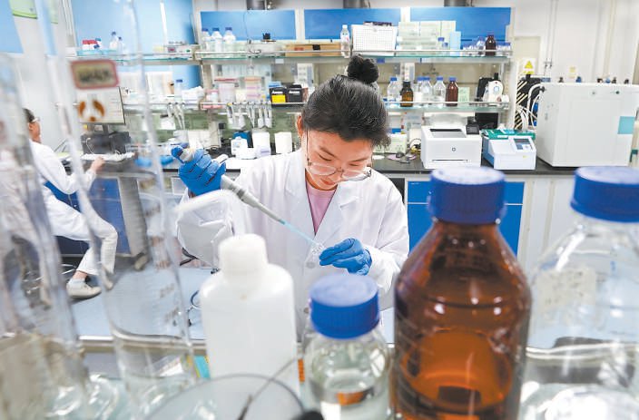 北京壹拾智检生物科技实验室,研发人员在工作.
